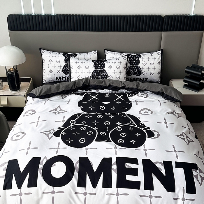 91家纺网 家纺一手货源 找家纺 2025新款水洗真丝数码印花四件套 路易熊-白