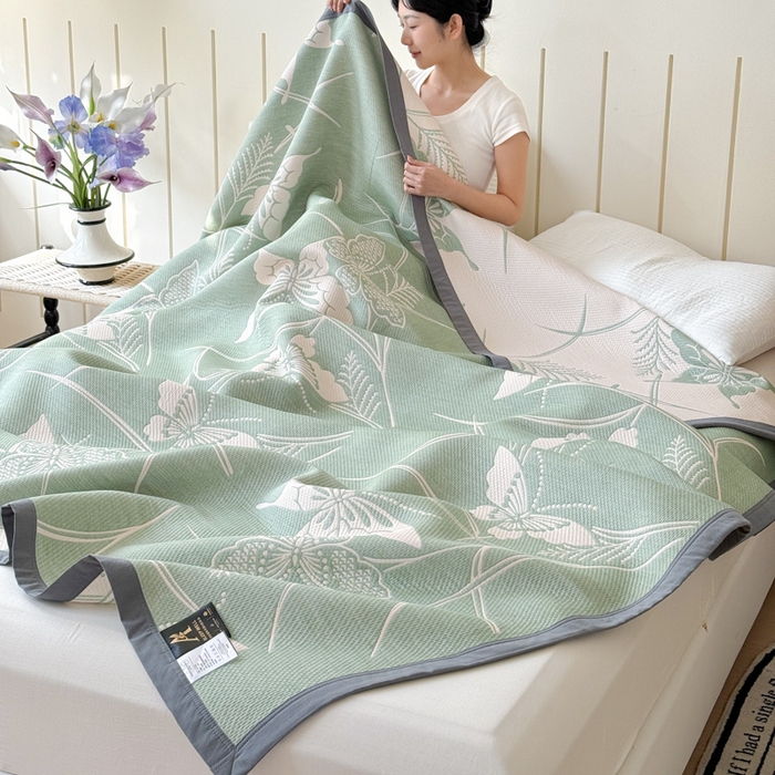 91家纺网 家纺一手货源 找家纺 2025新款A类纯棉针织三层纱提花多功能毯 绿色-蝶语