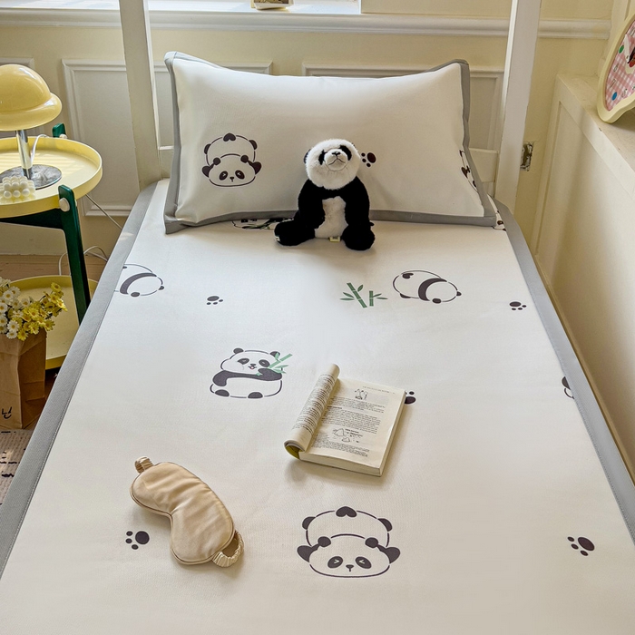 91家纺网 家纺一手货源 找家纺 富馨莱 2025新款学生平铺款冰藤印花凉席A类抗菌冰丝席支持定制尺寸 熊猫胖胖