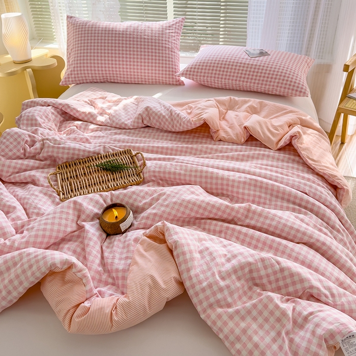 91家纺网 家纺一手货源 找家纺 2025新款无印风夏被 粉小格