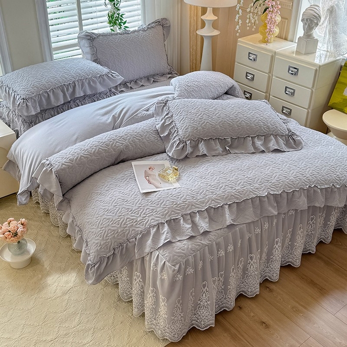 91家纺网 家纺一手货源 找家纺 2025新款A类华夫格大豆棉床裙四件套-梦幻花园 梦幻花园-灰