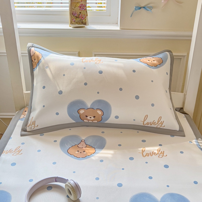 91家纺网 家纺一手货源 找家纺 富馨莱 2025新款学生平铺款冰藤印花凉席A类抗菌冰丝席支持定制尺寸 爱心小熊