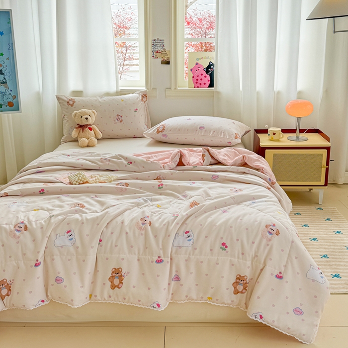 91家纺网 家纺一手货源 找家纺 慕尚家纺 2025新款水洗棉花边工艺羽丝棉卡通系列夏被 哈哈俱乐部