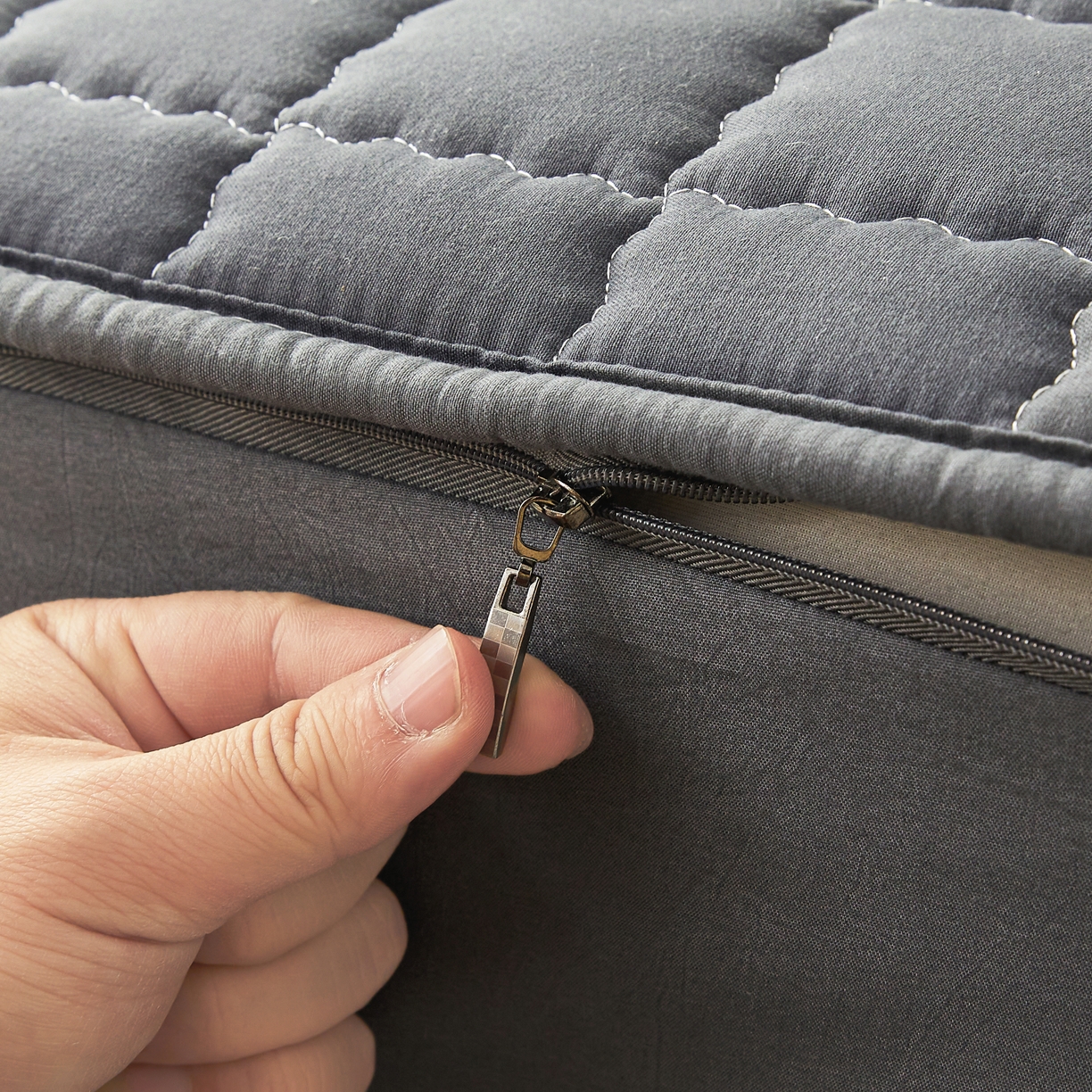 91家纺网 家纺一手货源 找家纺 欧邦 2025新款可拆卸六面全包夹棉床笠 深灰（单面夹棉）