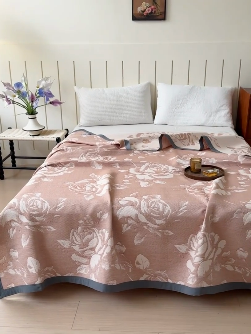 91家纺网 家纺一手货源 找家纺 2025新款A类纯棉针织三层纱提花多功能毯 粉色-玫瑰