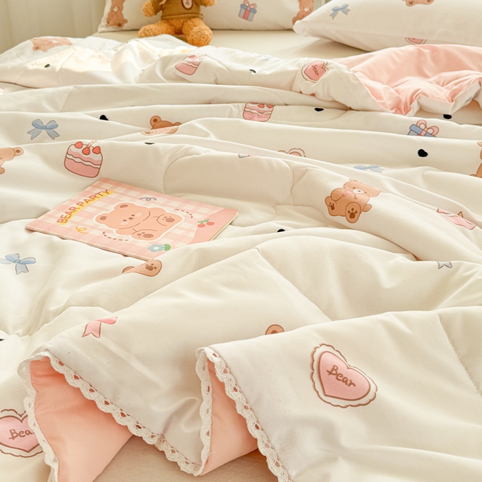 91家纺网 家纺一手货源 找家纺 慕尚家纺 2025新款水洗棉花边工艺羽丝棉卡通系列夏被 甜品小熊