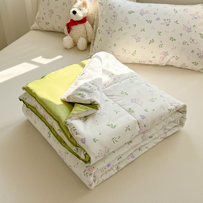 91家纺网 家纺一手货源 找家纺 慕尚家纺 2025新款水洗棉花边工艺羽丝棉卡通系列夏被 花朵兔