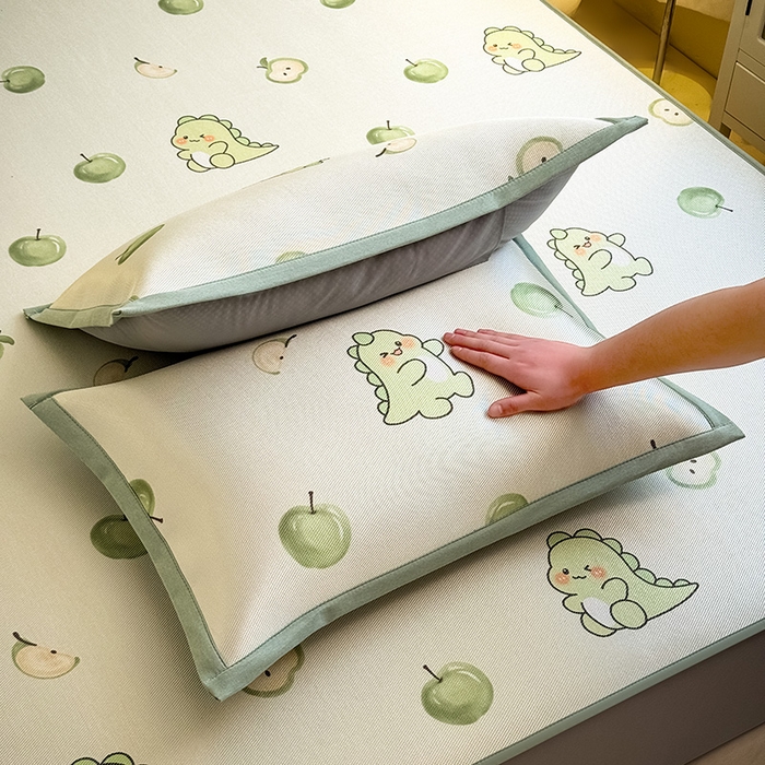 91家纺网 家纺一手货源 找家纺 全季家居 2025新款全季家居A类小清新数码印花枕套 苹果恐龙