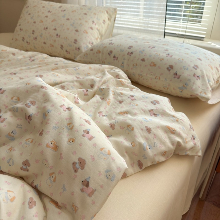 91家纺网 家纺一手货源 找家纺 曲之慕2025新款A类母婴级有氧全棉纯棉双层纱印花四件套 卡通乐园-米