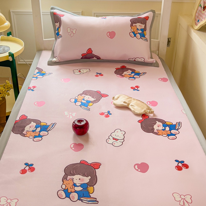 91家纺网 家纺一手货源 找家纺 富馨莱 2025新款学生平铺款冰藤印花凉席A类抗菌冰丝席支持定制尺寸 元气女孩