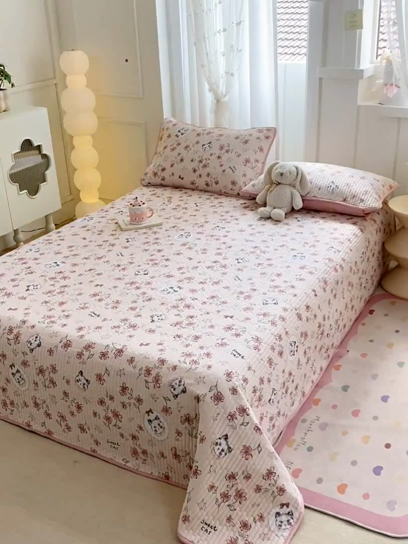 91家纺网 家纺一手货源 找家纺 顺顺家纺 2025新款全棉卡通夹棉床盖 花枝夜梦