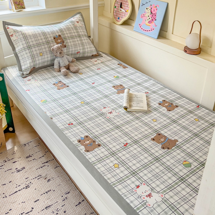 91家纺网 家纺一手货源 找家纺 富馨莱 2025新款学生平铺款冰藤印花凉席A类抗菌冰丝席支持定制尺寸 格子熊