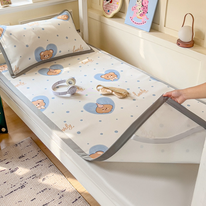 91家纺网 家纺一手货源 找家纺 （总）富馨莱 2025新款学生平铺款冰藤印花凉席A类抗菌冰丝席支持定制尺寸