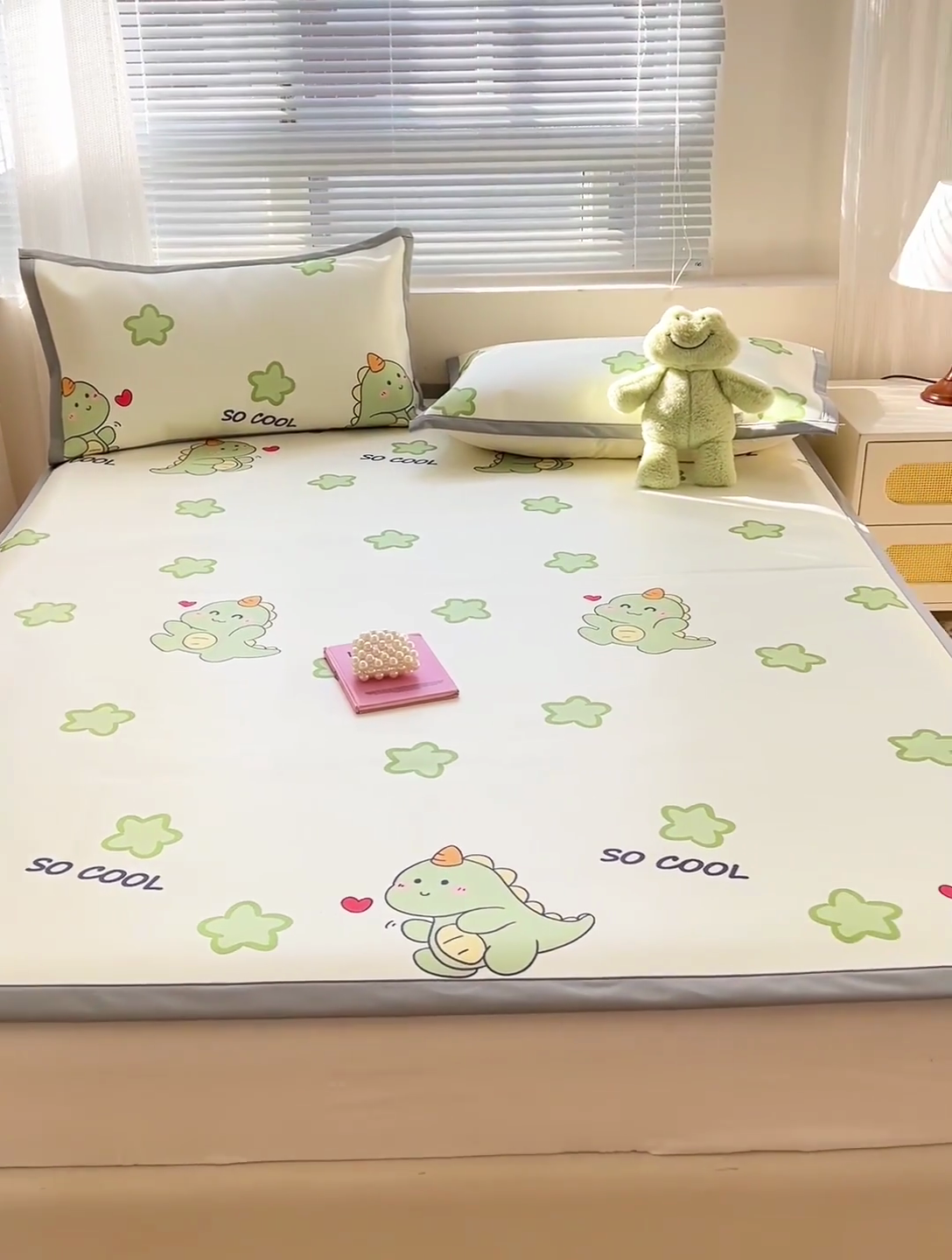 91家纺网 家纺一手货源 找家纺 富馨莱 2025新款平铺款冰藤印花凉席A类抗菌冰丝席支持定制尺寸 小萌龙