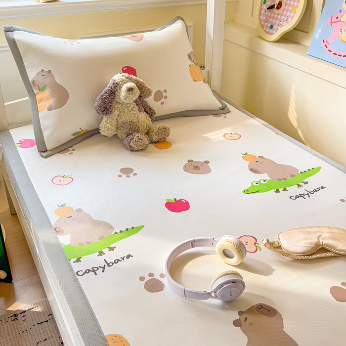 91家纺网 家纺一手货源 找家纺 富馨莱 2025新款学生平铺款冰藤印花凉席A类抗菌冰丝席支持定制尺寸 卡皮熊