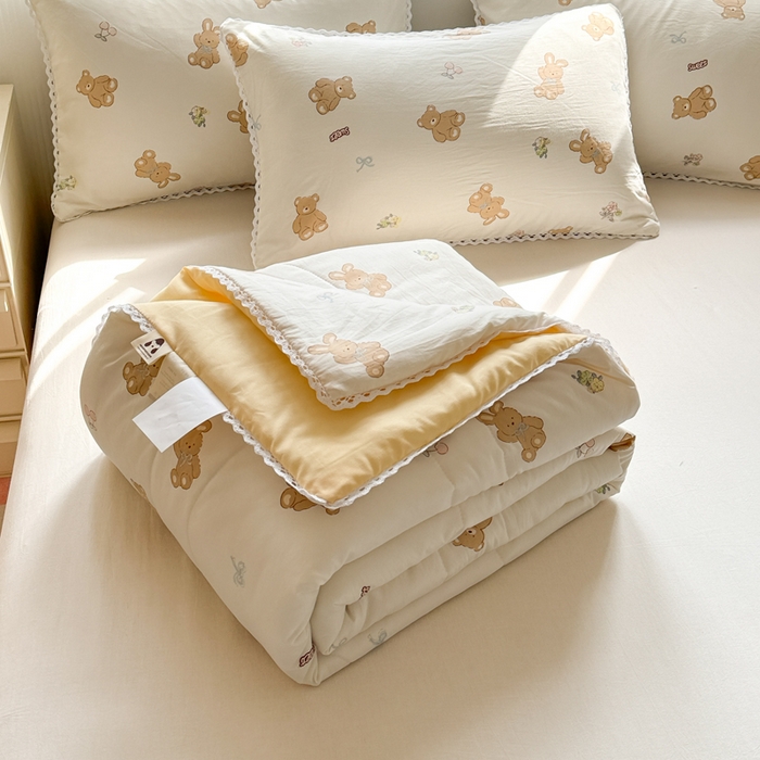 91家纺网 家纺一手货源 找家纺 慕尚家纺 2025新款水洗棉花边工艺羽丝棉卡通系列夏被 宝贝小熊