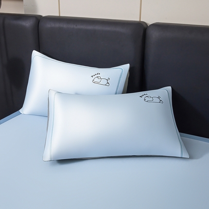 91家纺网 家纺一手货源 找家纺 全季家居 2025新款全季家居A类碳光萌趣熊猫刺绣枕套 天蓝