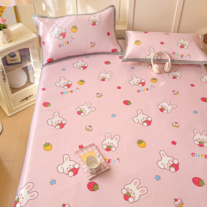 91家纺网 家纺一手货源 找家纺 富馨莱 2025新款床笠款冰藤印花凉席A类抗菌冰丝席支持定制尺寸 甜心兔