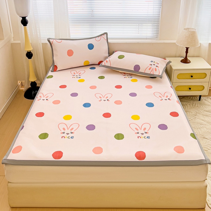 91家纺网 家纺一手货源 找家纺 富馨莱 2025新款平铺款冰藤印花凉席A类抗菌冰丝席支持定制尺寸 圆点兔兔