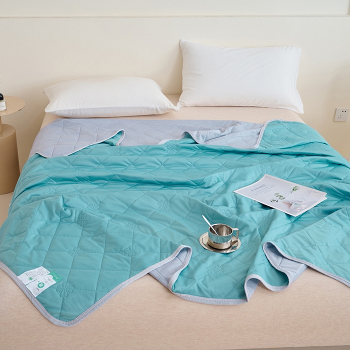 91家纺网 家纺一手货源 找家纺 畅销被业 2025新款A类凉感丝纯色压花夏被系列直播外贸跨境 墨绿