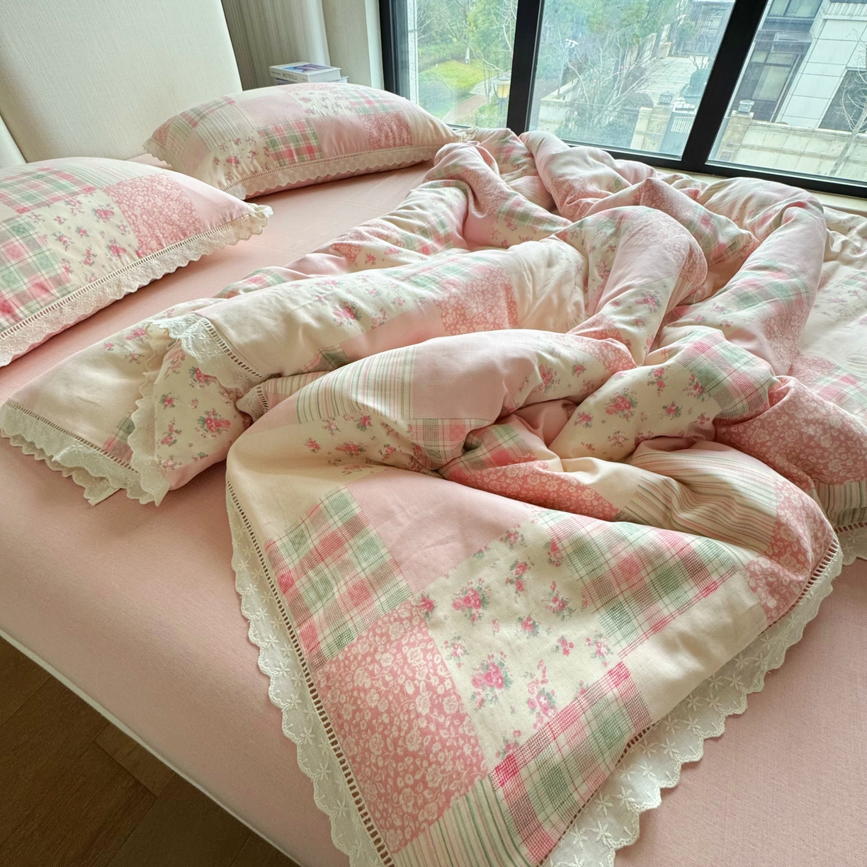 91家纺网 家纺一手货源 找家纺 8+8 （花型持续更新中）2025新款全棉双层纱镂空花边/皱皱花边四件套 田野少女