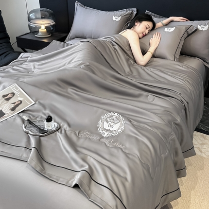 91家纺网 家纺一手货源 找家纺 富米莱（原臻工厂） 2025新款水洗真丝冰丝刺绣夏被床盖四件套夏凉被 天鹅之恋-中灰