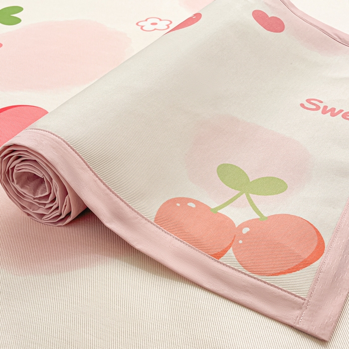 91家纺网 家纺一手货源 找家纺 绒艺席业 2025新款600D冰丝印花数码印花冰藤席卡通小清新系列 两颗樱桃