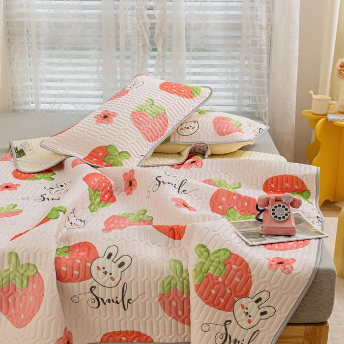 91家纺网 家纺一手货源 找家纺 默忆 2025新款凉感丝印花乳胶凉席 草莓兔