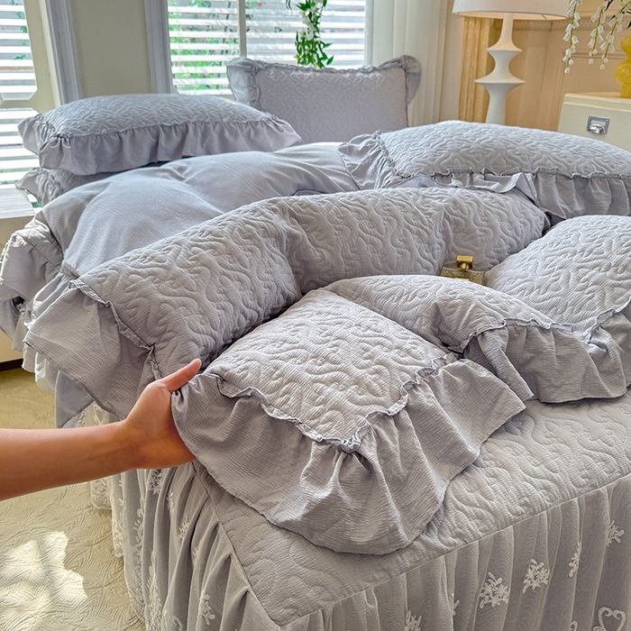 91家纺网 家纺一手货源 找家纺 花香四季家纺 2025新款夹棉绗缝床裙单件三件套法式四件套套件蕾丝公主风 灰色