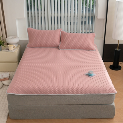 91家纺网 家纺一手货源 找家纺 默忆 2025新款3D轻奢风直播网红热款凉感丝冰豆豆三明治复合床单款凉席两件套三件套 时尚粉