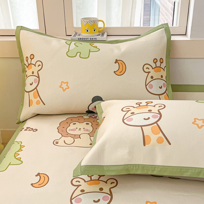 91家纺网 家纺一手货源 找家纺 绒艺席业 2025新款600D冰丝印花数码印花冰藤席卡通小清新系列 动物派对