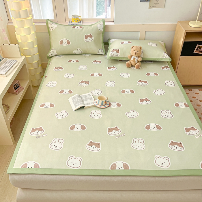 91家纺网 家纺一手货源 找家纺 绒艺席业 2025新款600D冰丝印花数码印花冰藤席卡通小清新系列 可爱三小只