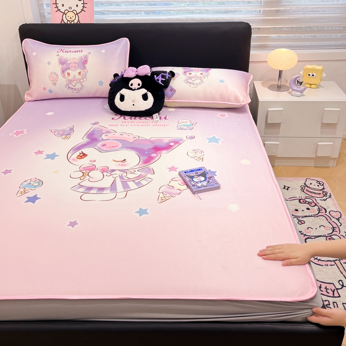 91家纺网 家纺一手货源 找家纺 暮思家居 2025新款正版授权A类大版数码印花三丽鸥可机洗1200D冰丝凉席可组合针织棉夏被四件套床笠款 床笠款-炫彩库洛米