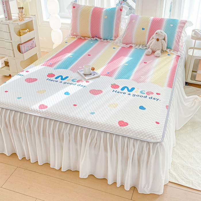 91家纺网 家纺一手货源 找家纺 康纳利2025新款A类冰豆豆床裙款凉席夏被四件套凉感丝空调被送买家秀 彩虹草莓