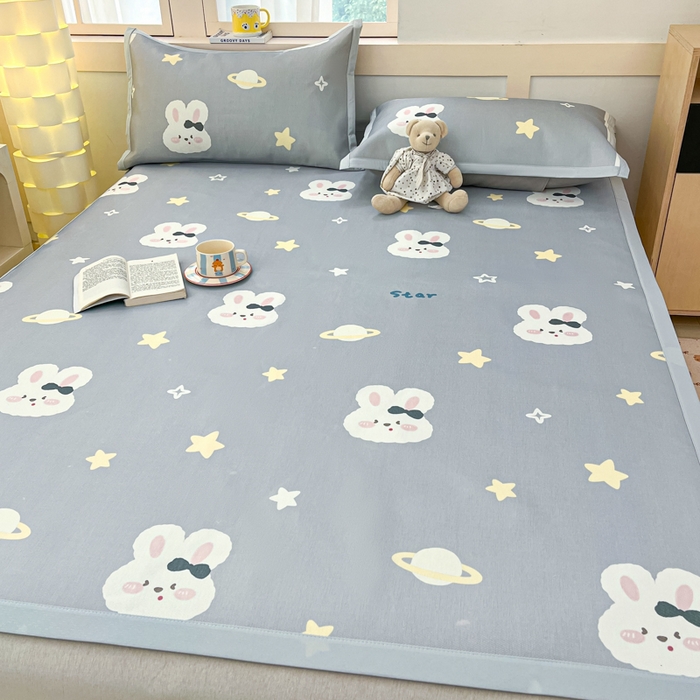 91家纺网 家纺一手货源 找家纺 绒艺席业 2025新款600D冰丝印花数码印花冰藤席卡通小清新系列 星空兔-灰