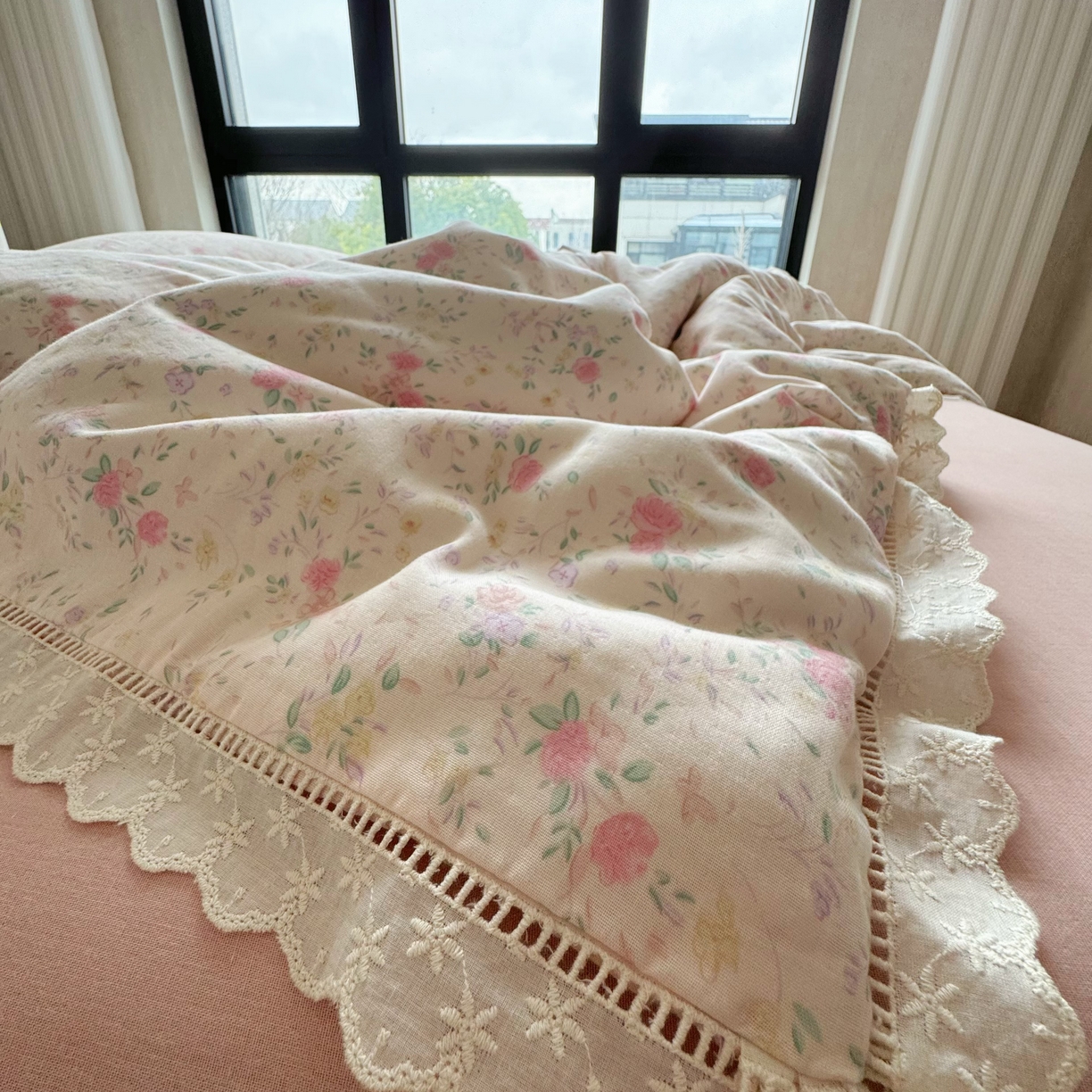 91家纺网 家纺一手货源 找家纺 8+8 （花型持续更新中）2025新款全棉双层纱镂空花边/皱皱花边四件套 蔷薇