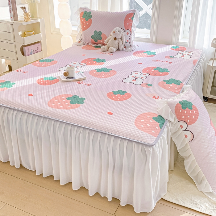 91家纺网 家纺一手货源 找家纺 康纳利2025新款A类冰豆豆床裙款凉席夏被四件套凉感丝空调被送买家秀 草莓兔