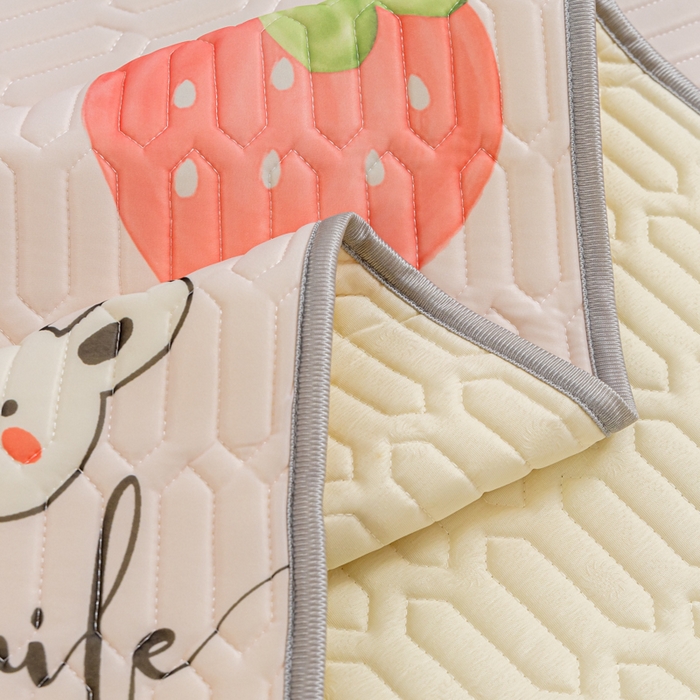 91家纺网 家纺一手货源 找家纺 默忆 2025新款凉感丝印花乳胶凉席 草莓兔