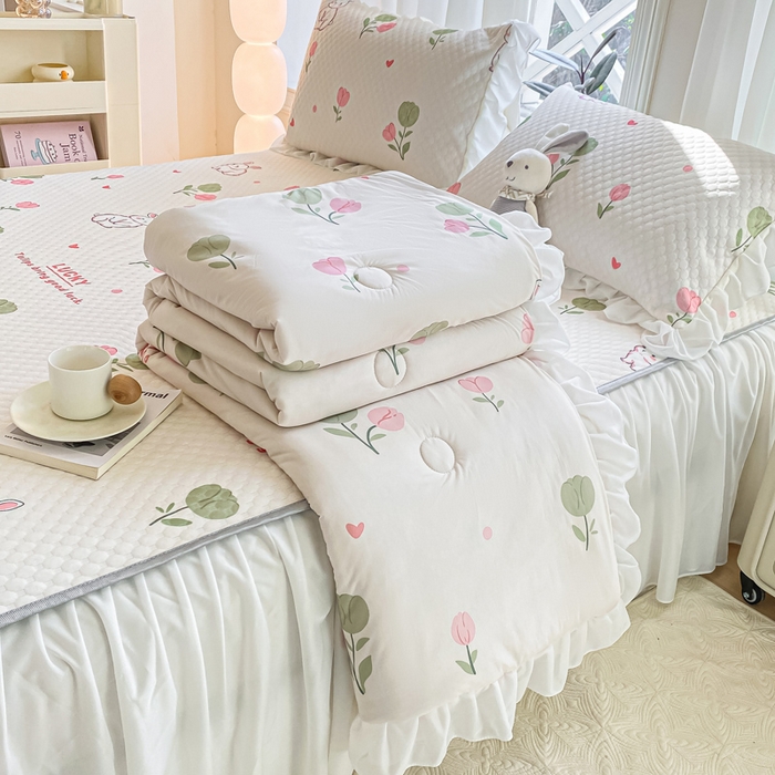 91家纺网 家纺一手货源 找家纺 康纳利2025新款A类冰豆豆床裙款凉席夏被四件套凉感丝空调被送买家秀 花间兔