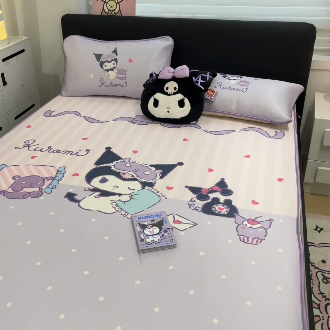 91家纺网 家纺一手货源 找家纺 暮思家居 2025新款正版授权A类大版数码印花三丽鸥可机洗1200D冰丝凉席可组合针织棉夏被四件套床笠款 床笠款-甜蜜库洛米