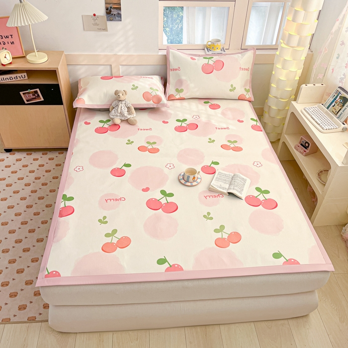 91家纺网 家纺一手货源 找家纺 绒艺席业 2025新款600D冰丝印花数码印花冰藤席卡通小清新系列 两颗樱桃