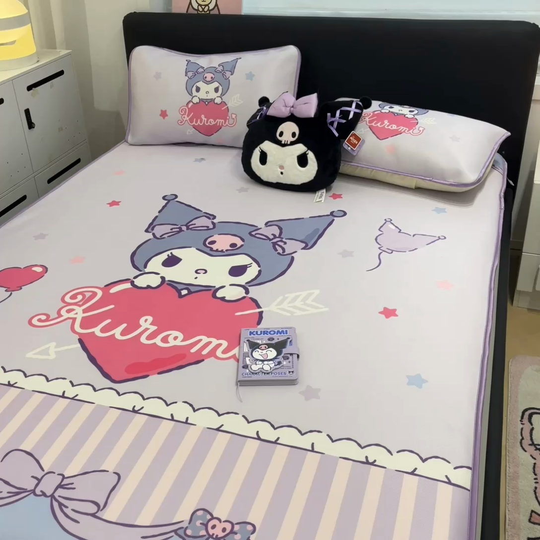 91家纺网 家纺一手货源 找家纺 暮思家居 2025新款正版授权A类大版数码印花三丽鸥可机洗1200D冰丝凉席可组合针织棉夏被四件套床笠款 床笠款-爱心库洛米