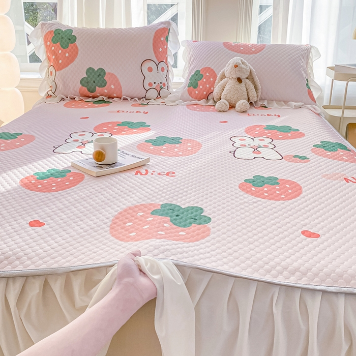 91家纺网 家纺一手货源 找家纺 康纳利2025新款A类冰豆豆床裙款凉席夏被四件套凉感丝空调被送买家秀 草莓兔