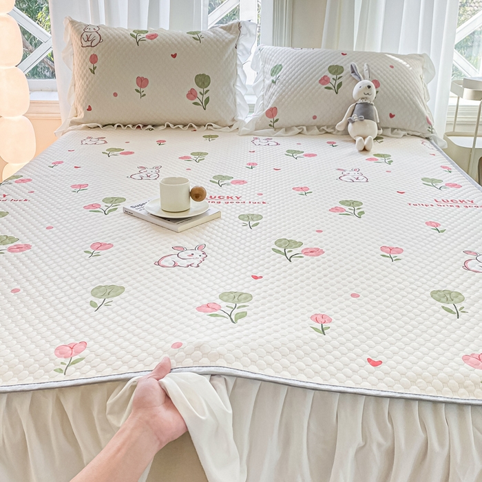 91家纺网 家纺一手货源 找家纺 康纳利2025新款A类冰豆豆床裙款凉席夏被四件套凉感丝空调被送买家秀 花间兔