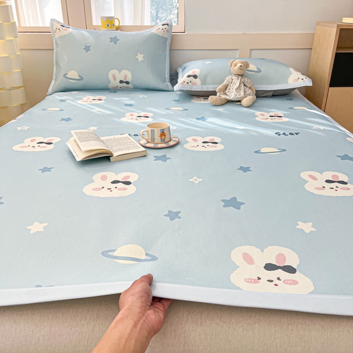 91家纺网 家纺一手货源 找家纺 绒艺席业 2025新款600D冰丝印花数码印花冰藤席卡通小清新系列 星空兔-兰