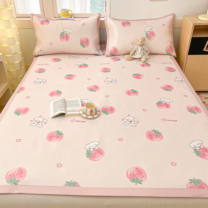 91家纺网 家纺一手货源 找家纺 绒艺席业 2025新款600D冰丝印花数码印花冰藤席卡通小清新系列 小草莓