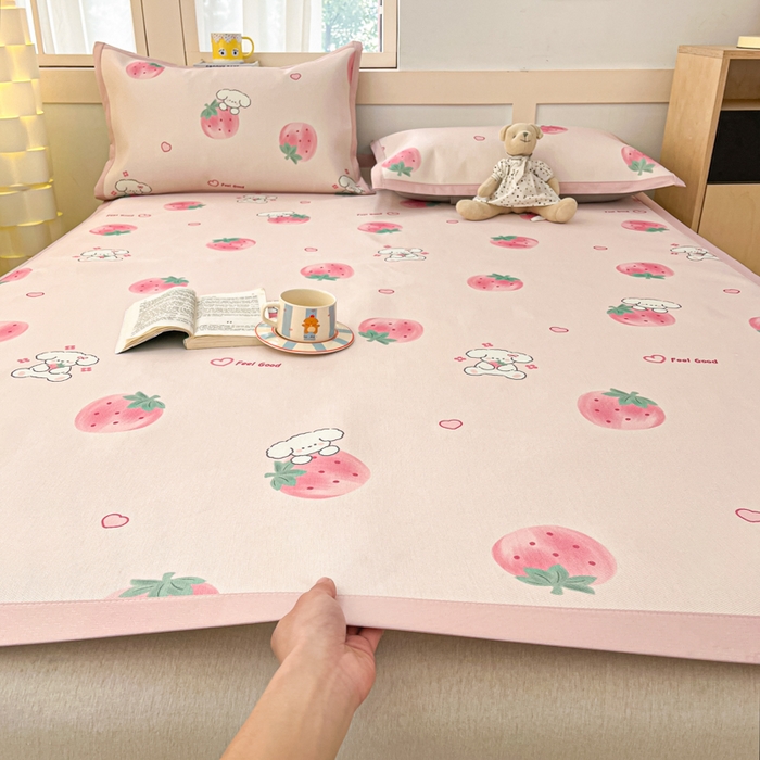 91家纺网 家纺一手货源 找家纺 绒艺席业 2025新款600D冰丝印花数码印花冰藤席卡通小清新系列 小草莓