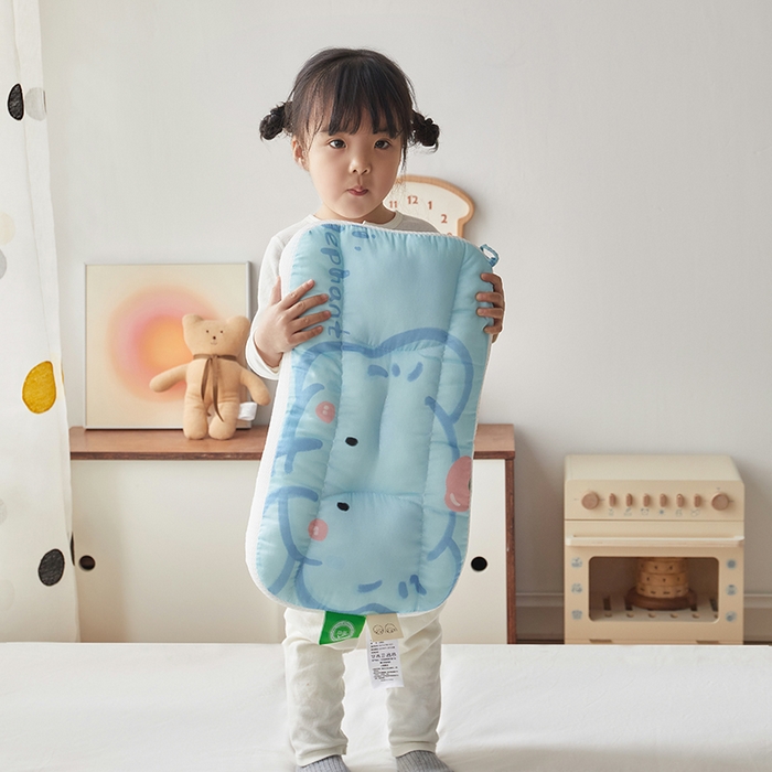 91家纺网 家纺一手货源 找家纺 2025新款A类大版卡通手绘AB版儿童豆豆枕枕芯系列 苹果象40*60cm/只