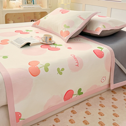 91家纺网 家纺一手货源 找家纺 绒艺席业 2025新款600D冰丝印花数码印花冰藤席卡通小清新系列 两颗樱桃