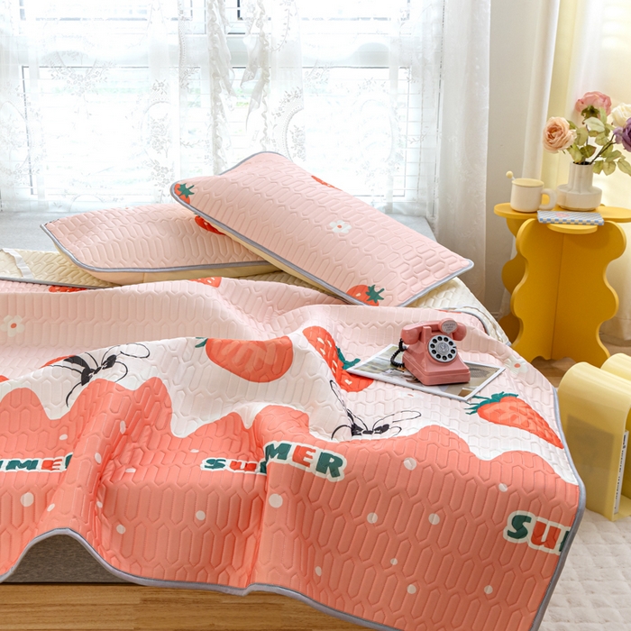 91家纺网 家纺一手货源 找家纺 默忆 2025新款凉感丝印花乳胶凉席 盛夏草莓